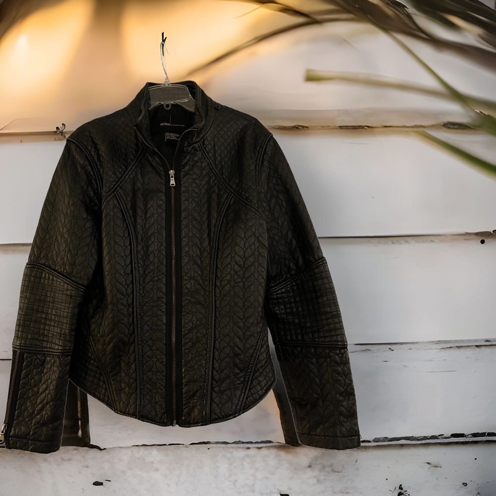 *WINTER CLEARANCE* Heavy Leather Moto Jacket w/ Zipper Detail- Size Large